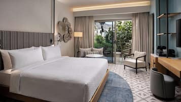 Phòng, 1 giường cỡ king (partial view) | Minibar, két bảo mật tại phòng, bàn