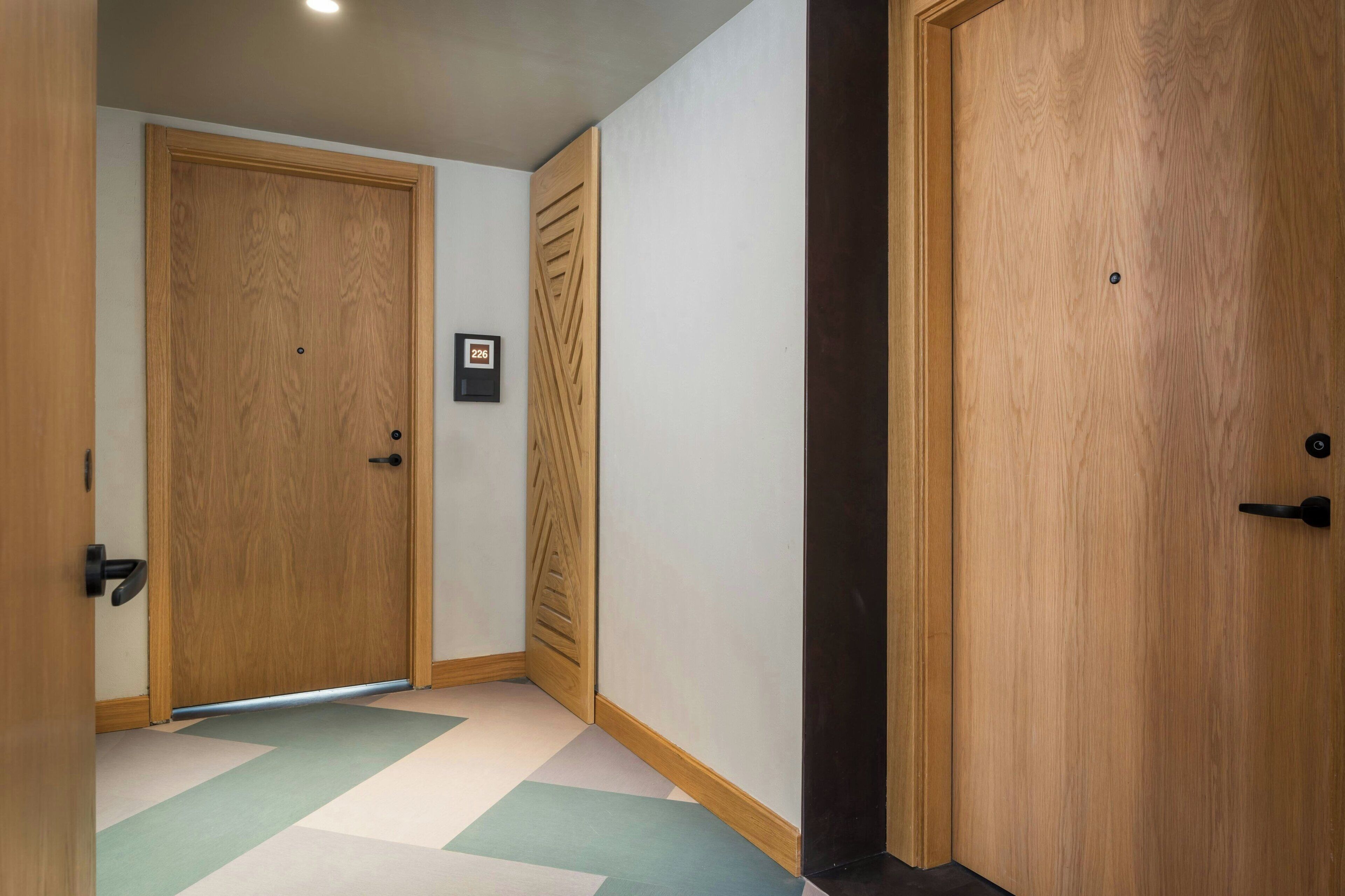 Minibar, coffres-forts dans les chambres, bureau