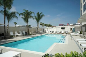 Outdoor pool - Springhill Suites By Marriott Ventura Oxnard (Oxnard)