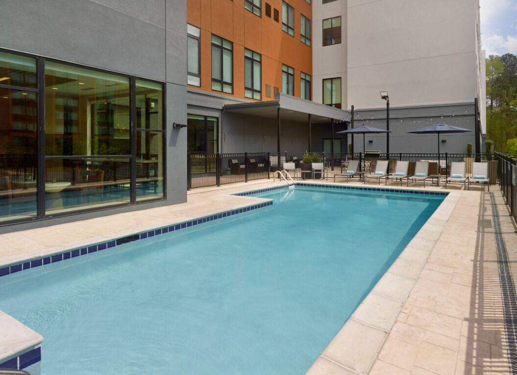 Piscina externa, espreguiçadeiras