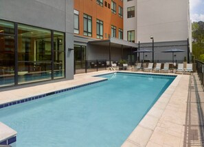 Piscine extérieure, chaises longues