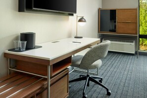 Premium bedding, desk, laptop workspace, blackout curtains - Courtyard By Marriott Birmingham Grandview (Birmingham)
