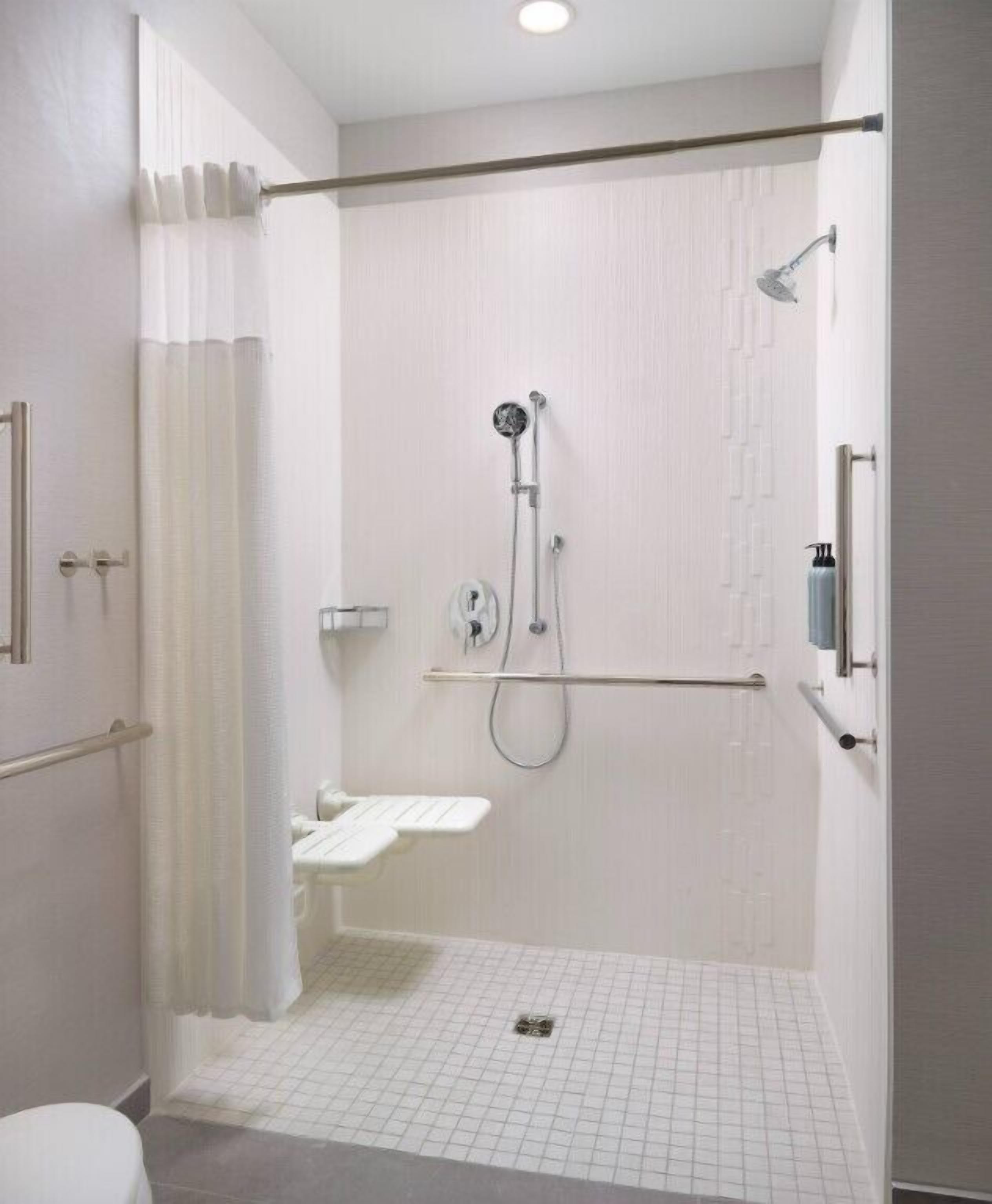 Suite, 1 Bedroom, Non Smoking (Mobility/Hearing Access, Roll-in Shwr) | Bathroom