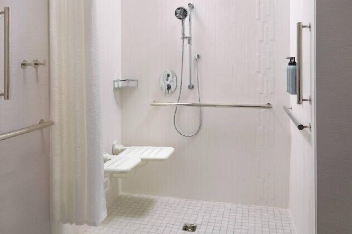 Suite, 1 Bedroom, Non Smoking (Mobility/Hearing Access, Roll-in Shwr) | Bathroom