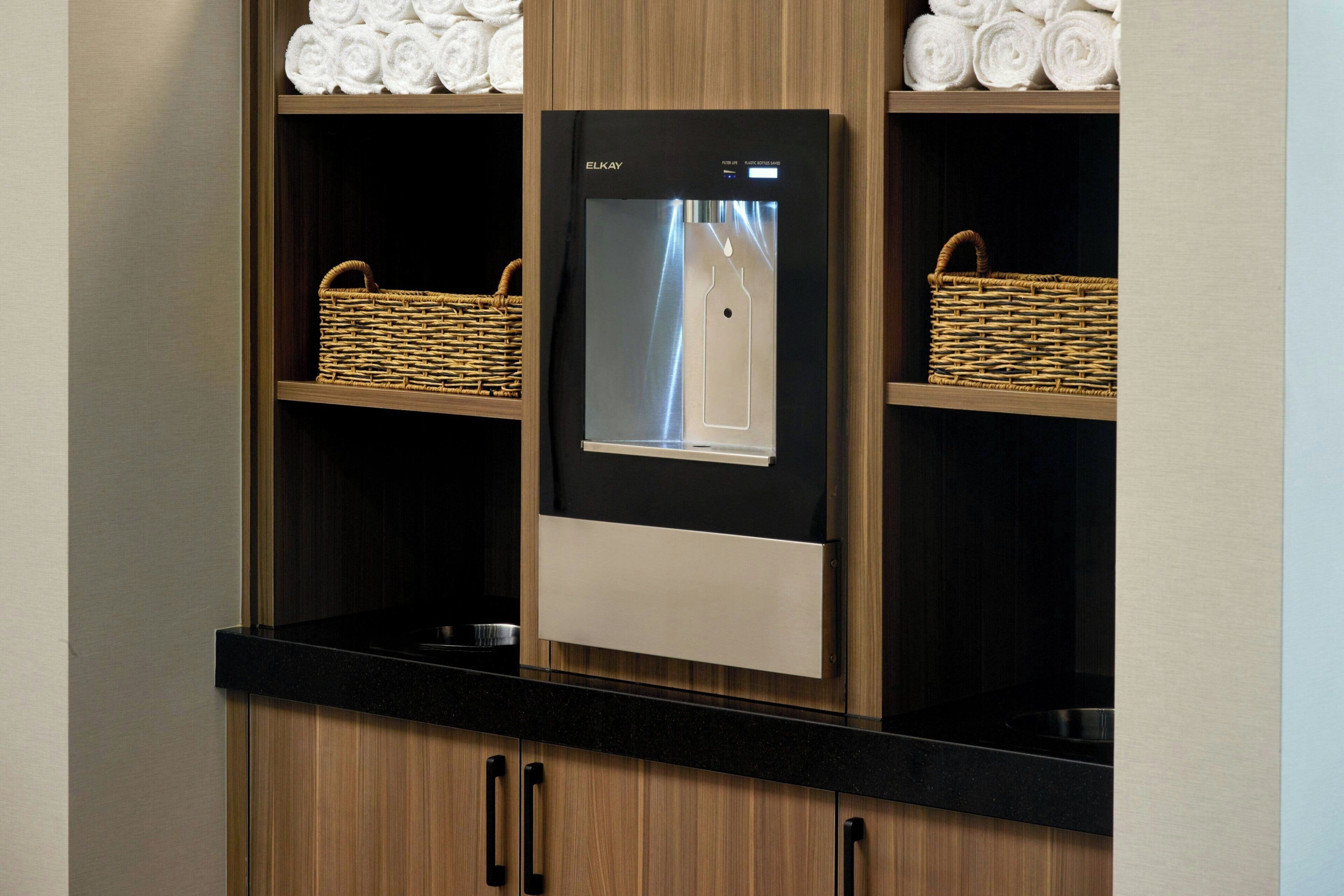 Eine Küche mit Einbaukühlschrank, zwei Korbwannen und Holzschränken.