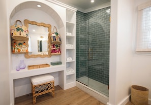 Shower, hair dryer, towels, soap - Spacious Newly Renovated 5-bedroom Compound in Dunmore Town, Harbour Island (Dunmore Town)