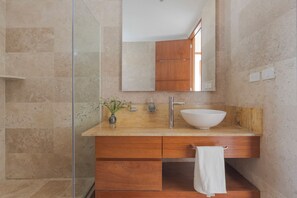 Shower, hair dryer, towels, soap - 3BDR Ocean front luxury APT in Acapulco Diamante (Acapulco de Juárez)