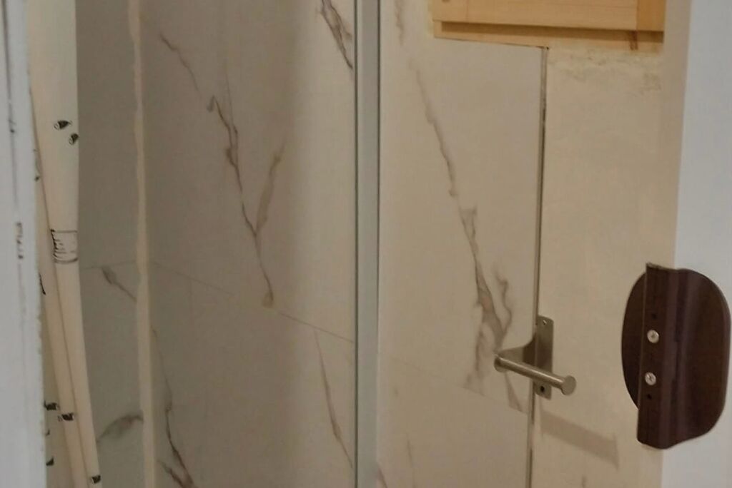 Douche, sèche-cheveux, serviettes fournies, savon