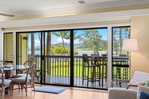 TV - NEW! Beachfront 2-Bedroom Ocean View Oasis w/ Pool (Kapaʻa)