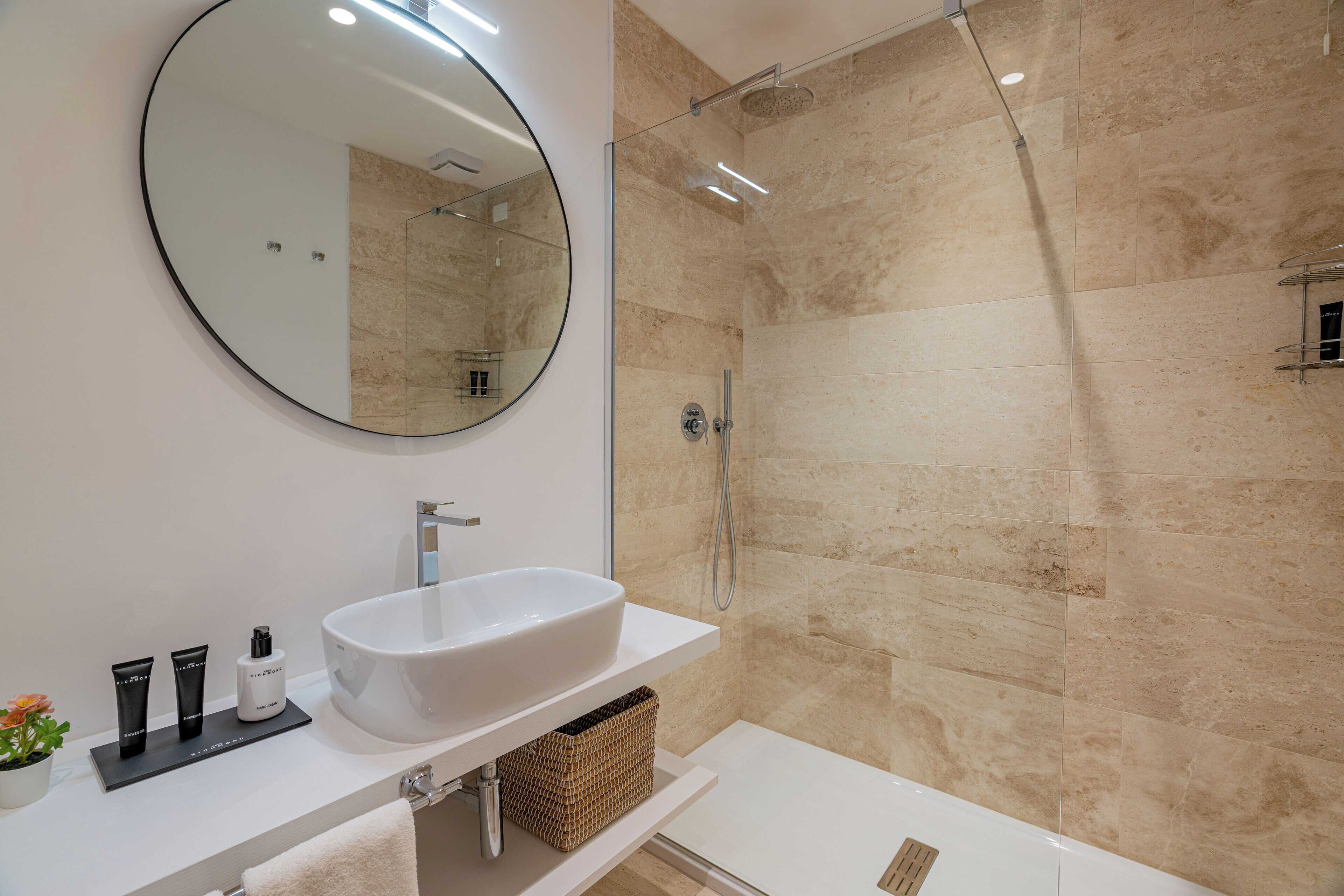 Shower, hair dryer, bidet, towels