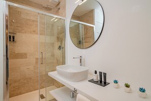 Shower, hair dryer, bidet, towels - Emerald PR88| Luxury Apartment in Porto Rotondo (Porto Rotondo)