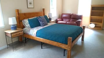 Tabla de planchar con plancha, internet y ropa de cama