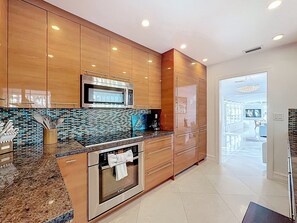 Fridge, microwave, oven, stovetop - Waterfront, Pool, Walk to Beach: Prime Location (Fort Lauderdale)