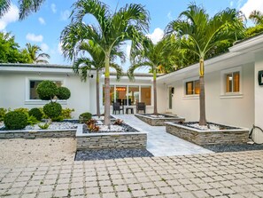 Exterior - Waterfront, Pool, Walk to Beach: Prime Location (Fort Lauderdale)