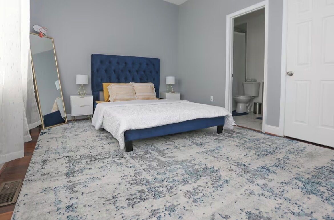 Escritorio, tabla de planchar con plancha, wifi gratis y ropa de cama