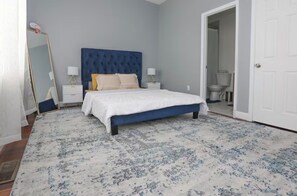 Escriptori, planxa i posts de planxar, wifi gratuïta i roba de llit