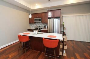 Frigorífic, microones, forn i placa de cuina