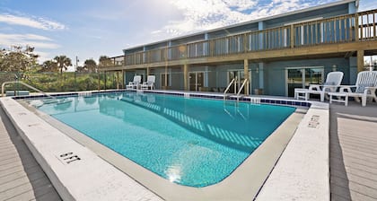 BEACH HOUSE: Captainâs Quarters #5 Oceanfront 1/1, 2nd Floor w/Private Balcony!