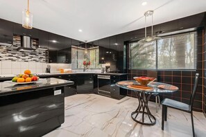 Private kitchen - The Sinatra House- Fully Furnished! (Los Angeles)