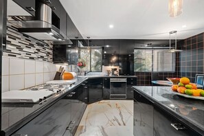 Private kitchen - The Sinatra House- Fully Furnished! (Los Angeles)