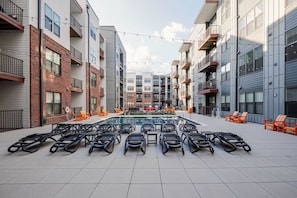 Outdoor pool - 2-King Beds apartment in Richmond w/ 80' projector, AC and fitness room (Richmond)