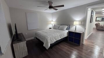 3 makuuhuonetta, työpöytä, silitysrauta/-lauta, ilmainen Wi-Fi