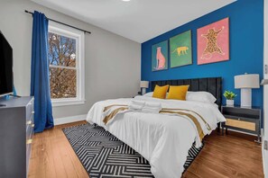 Skrivebord, strykejern/-brett, reiseseng for barn og wi-fi