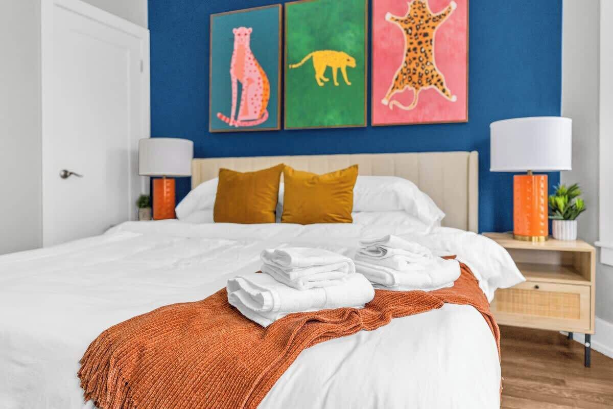 Escritorio, tabla de planchar con plancha, cuna de viaje y wifi 