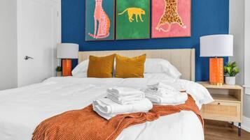 Escritorio, tabla de planchar con plancha, cuna de viaje y wifi