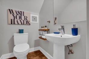 Shower, hair dryer, towels, shampoo - Full Home Group Getaway Sleeps 8 (Detroit)