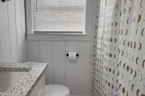 Bathroom - Rawson Circle Cottage (Albany)