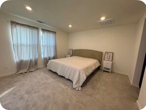 Tabla de planchar con plancha, wifi y ropa de cama 