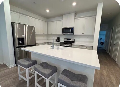 3-bedroom NEW townhome in delightful Ontario with cool AC