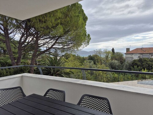 Modern furnished apartment for 4 persons, beautiful sea view.