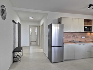 Microondas, parrilla de estufa, lavavajillas y cafetera y tetera 