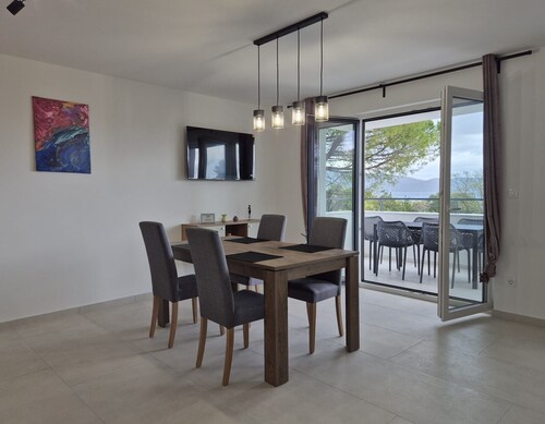 Modern furnished apartment for 4 persons, beautiful sea view.