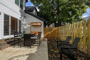 Outdoor dining - The Golden Goose - Tiki Bar, Game Room, Sleeps 16+ (Cleveland)