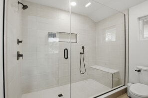 Shower, hair dryer, towels, soap - The Golden Goose - Tiki Bar, Game Room, Sleeps 16+ (Cleveland)
