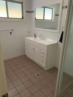 Shower, jetted bath, hair dryer, towels - Rennies Beach Pad (Ulladulla)