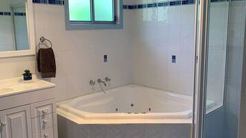 Dusj, boblebad, hårføner og håndklær