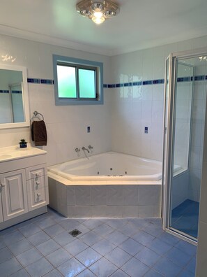 Een douche, een bubbelbad, een haardroger, handdoeken