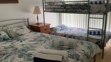 Strykejern/-brett og sengetøy