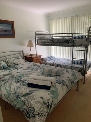 Een strijkplank/strijkijzer, beddengoed