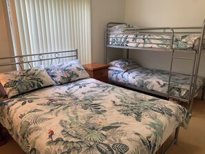 4 habitaciones, tabla de planchar con plancha y ropa de cama 