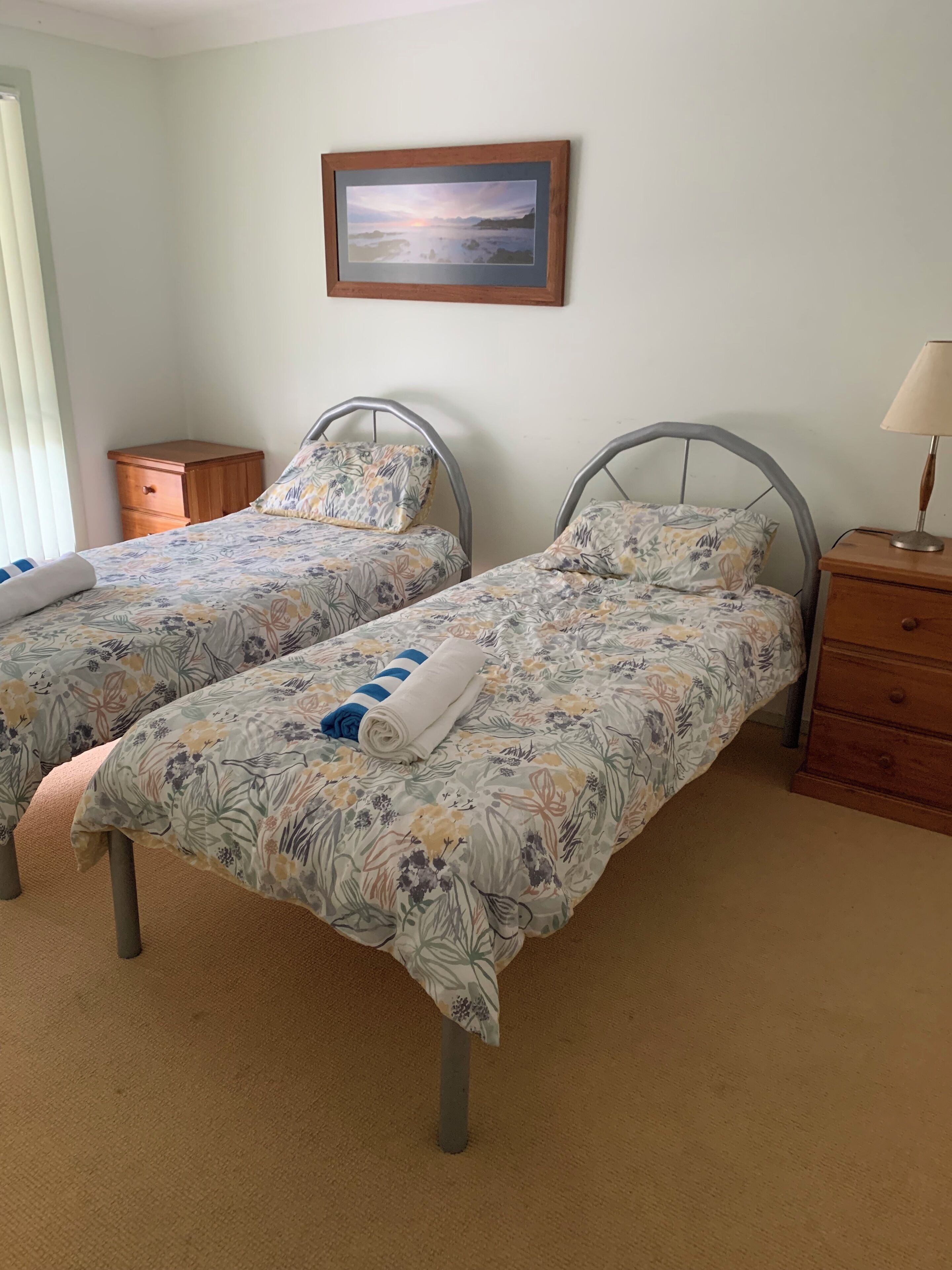 Tabla de planchar con plancha y ropa de cama 