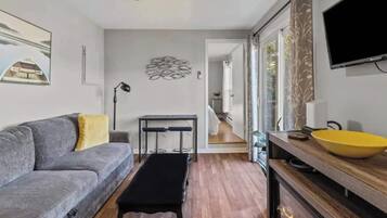 Een smart-tv en een open haard