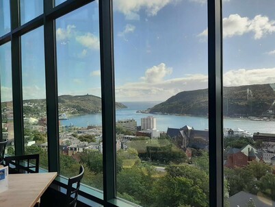 Harbourview Galley - with Patio/ Air Conditioning/ Steps to Downtown/ 1 Bedroom
