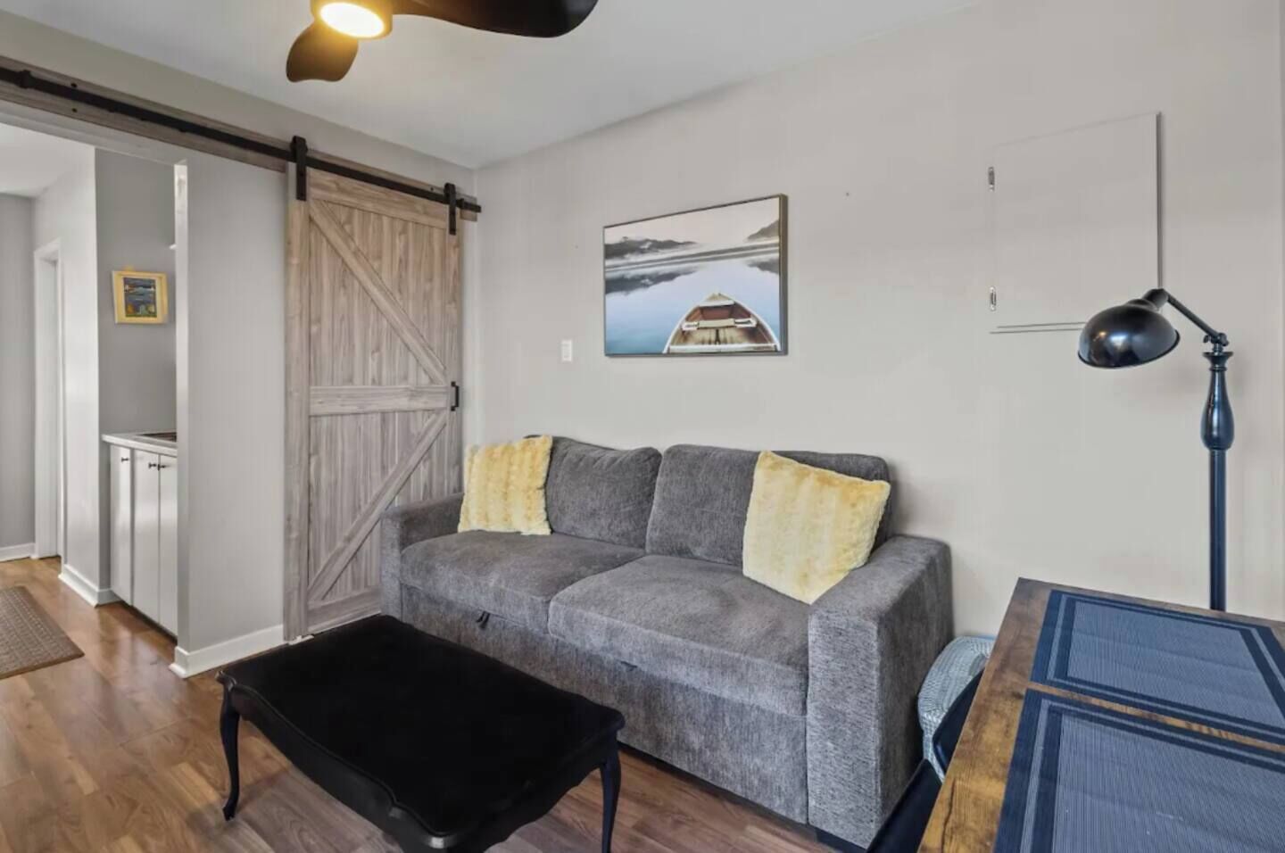 Een smart-tv en een open haard