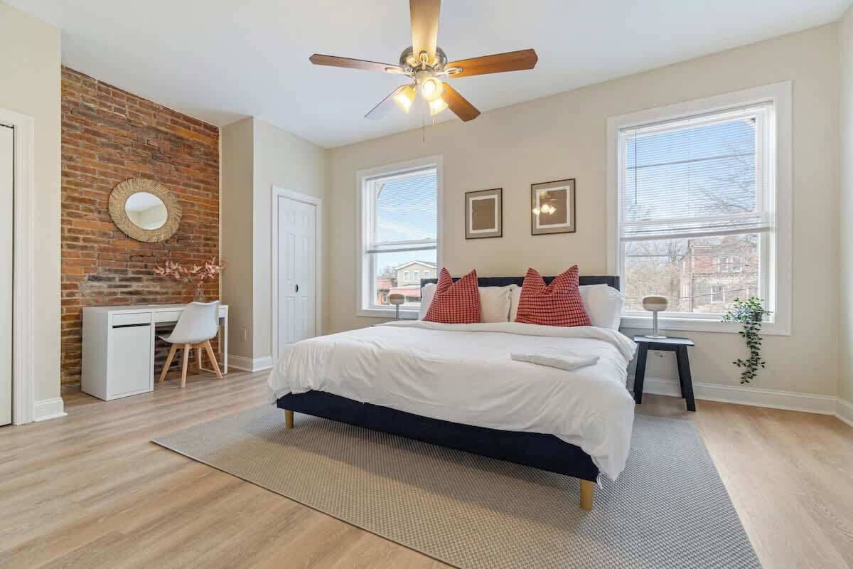 4 室のベッドルーム、デスク、アイロン / アイロン台、WiFi