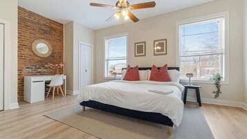 4 室のベッドルーム、デスク、アイロン / アイロン台、WiFi